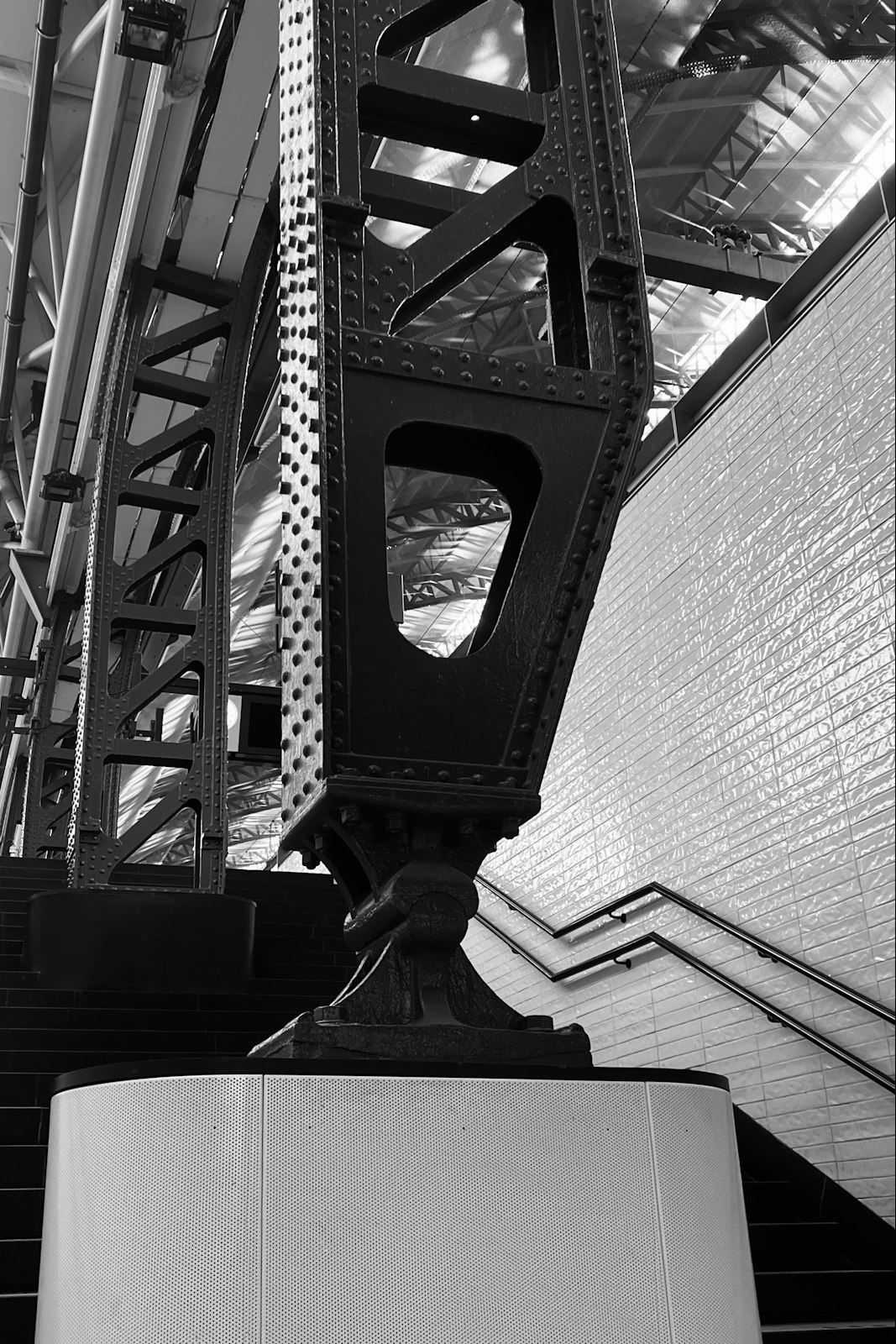 L’escalier et son garde-corps d’acier patiné