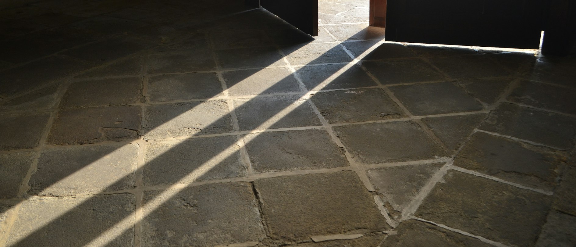 Séjour de la Villa S, ombres portées des claustras sur le sol de pierre