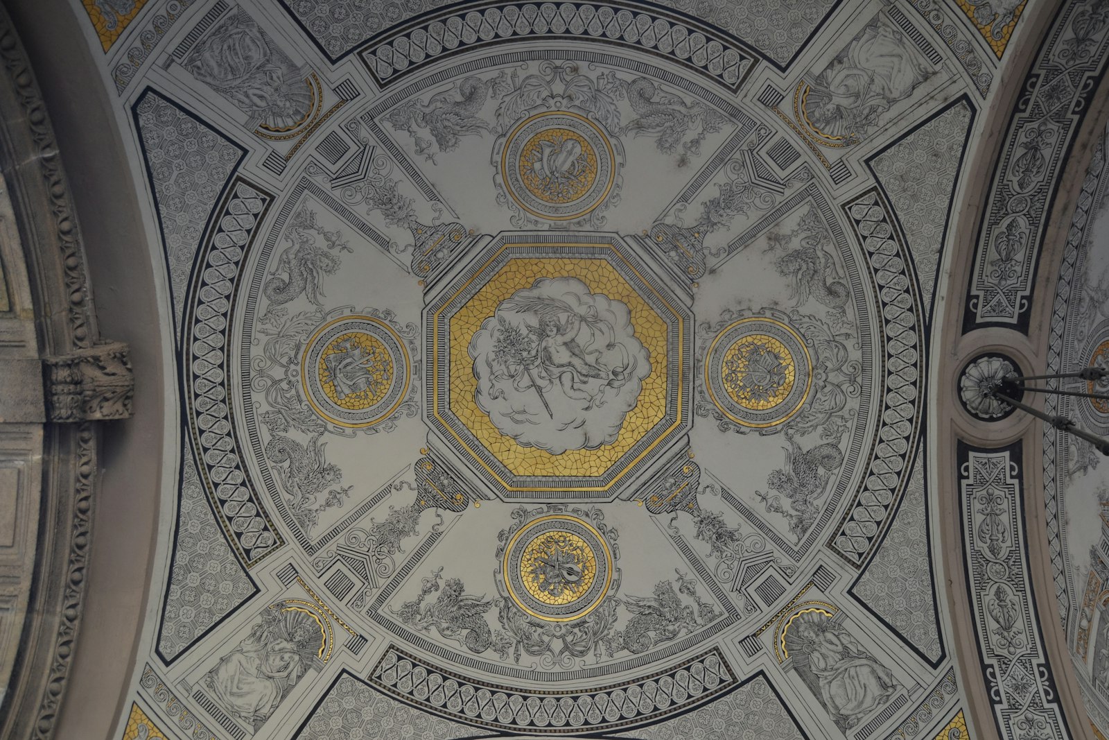 Atelier R, voûtes de pierre et mezzanine métallique