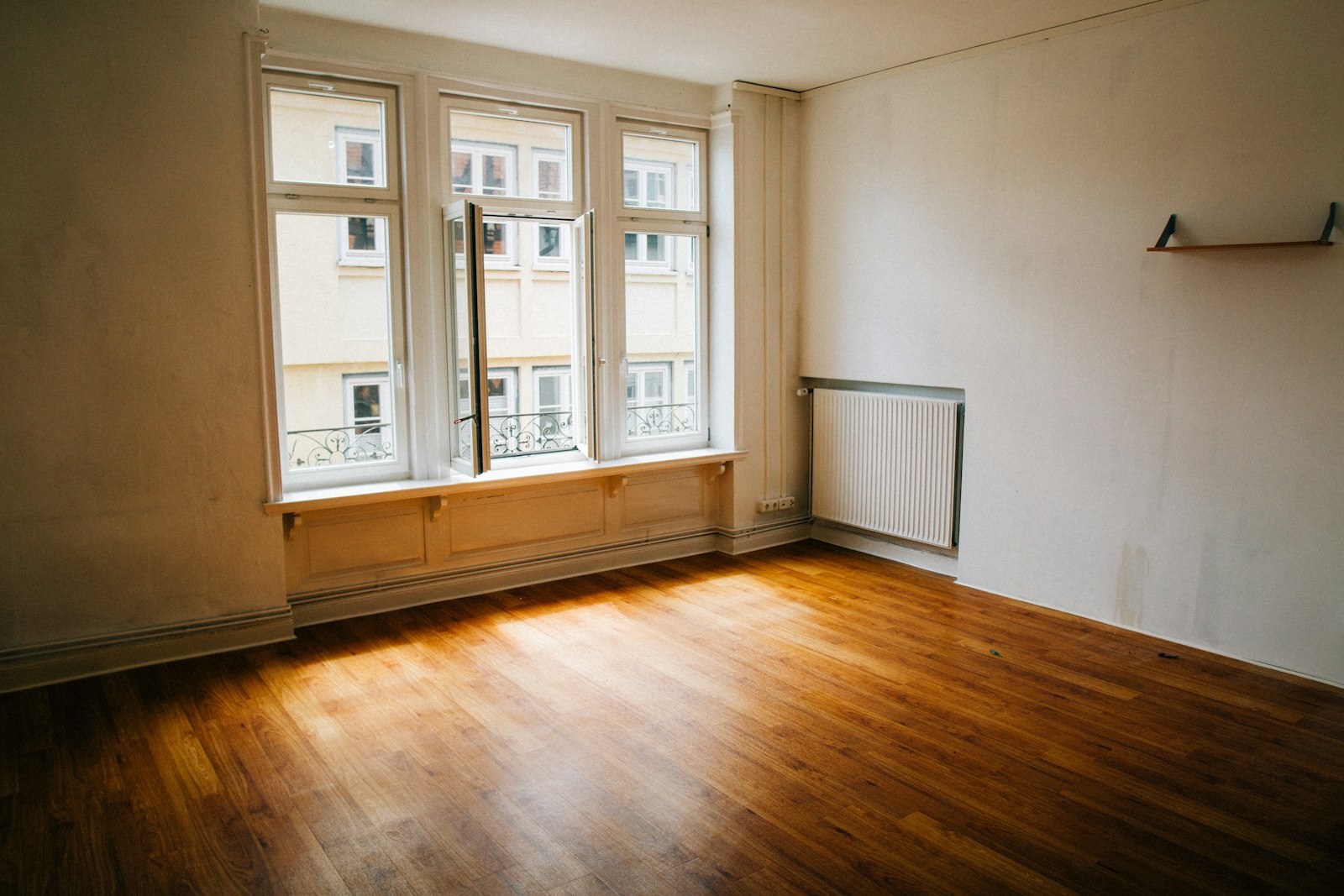 Le séjour avant travaux, cloisonné et sombre