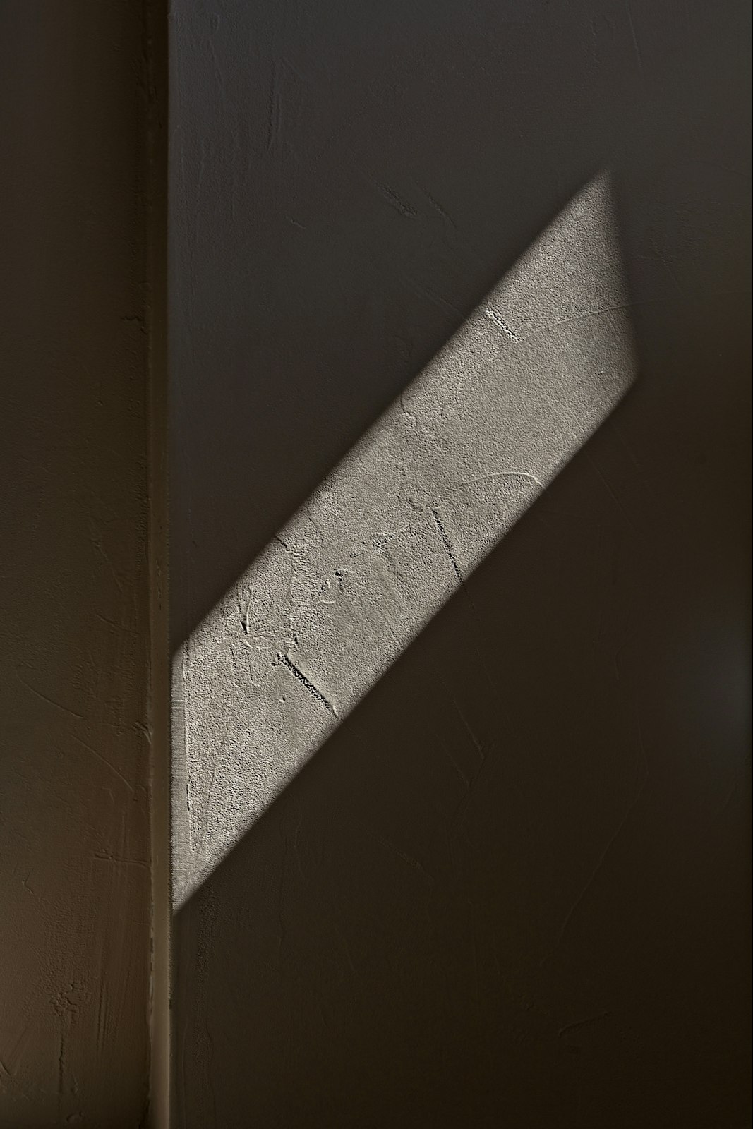 Lumière rasante de fin de journée sur l’enduit